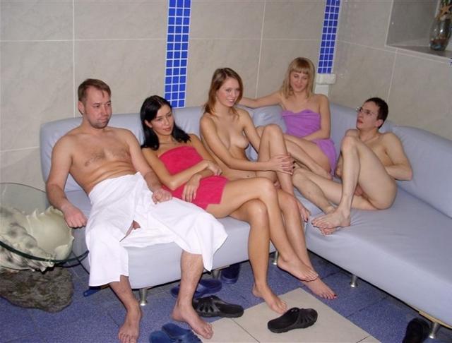 Молодежная групповуха в загородном доме - секс порно фото