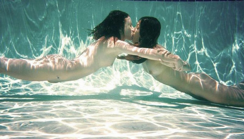 Секс двух голых худеньких девушек под водой в бассейне - секс порно фото