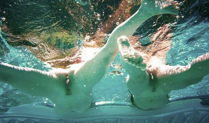 Секс двух голых худеньких девушек под водой в бассейне - секс порно фото