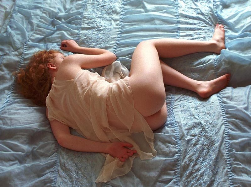 Рыжая телка валяется на постели в одиночестве - секс порно фото