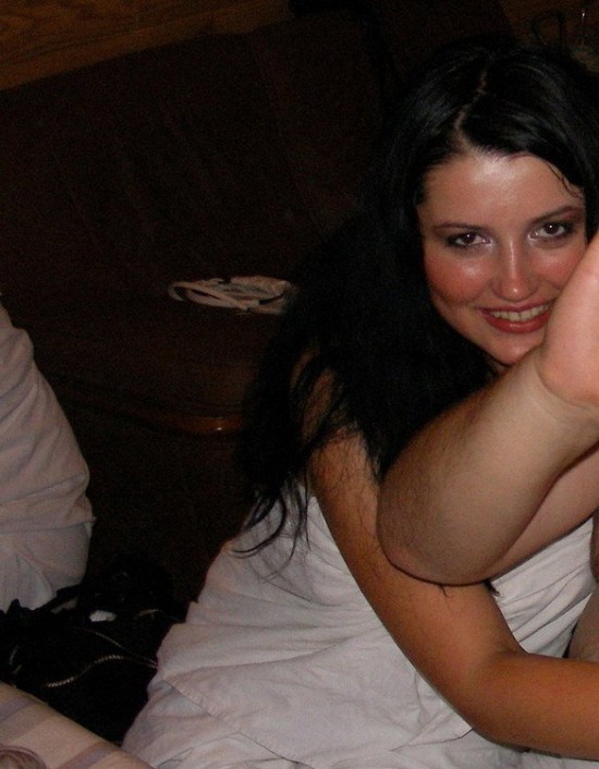 Пьяная сучка позирует перед камерой в чулочках - секс порно фото