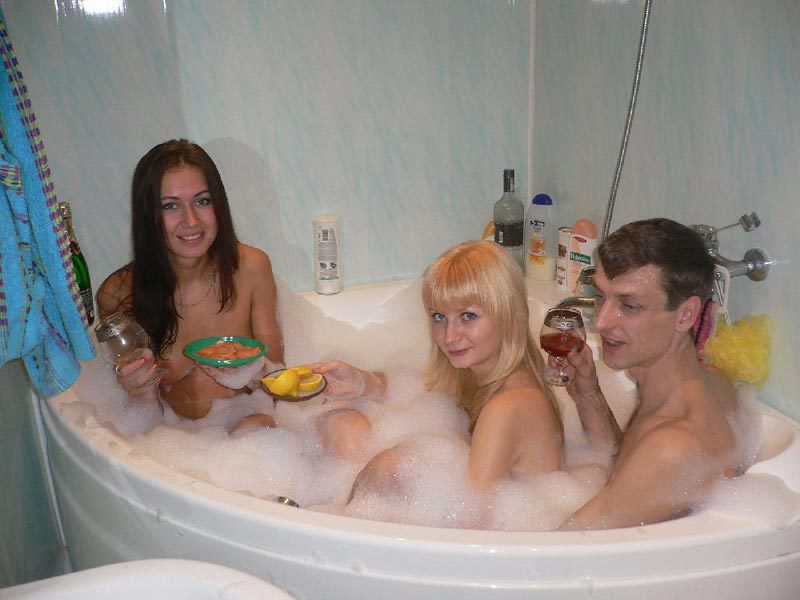 Девушки купаются в ванне и удовлетворяют свои дырки по-всякому - секс порно фото