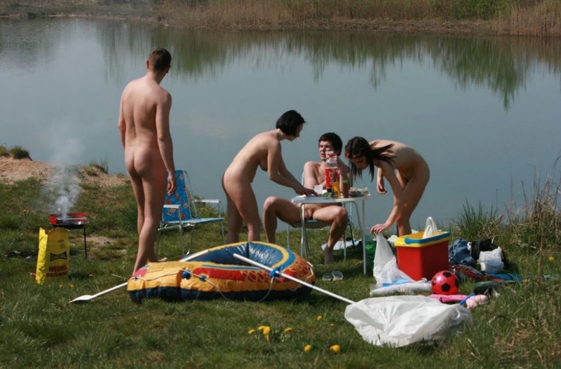 Нудистский отдых под открытым небом на речке - секс порно фото