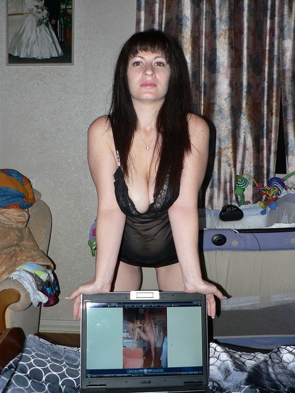 Зрелая брюнетка показала себя затем ей кончили на грудь - секс порно фото